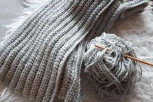 grijze gehaakte sjaal met bolletje wol