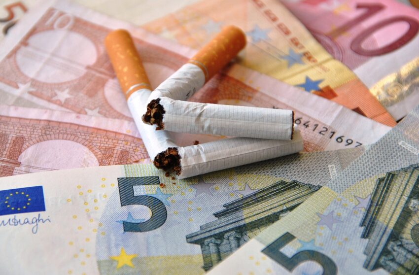 gebroken sigaretten op briefgeld