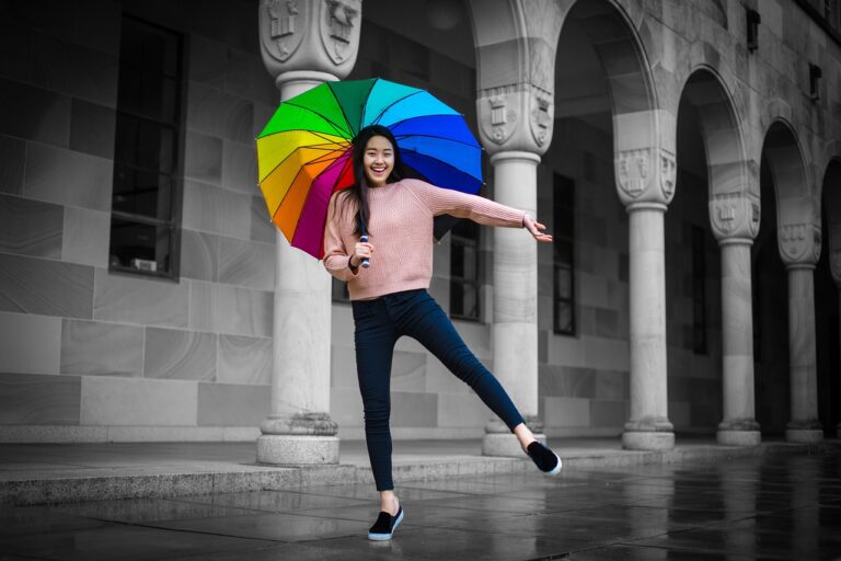 meisje met gekleurde paraplu